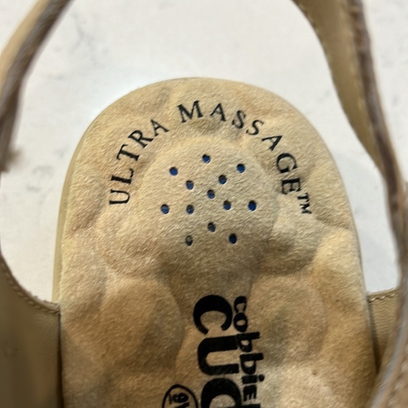 Cobbie Cuddlers  Comfort Velcro cream colored sandals size 9 - Picture 9 of 16